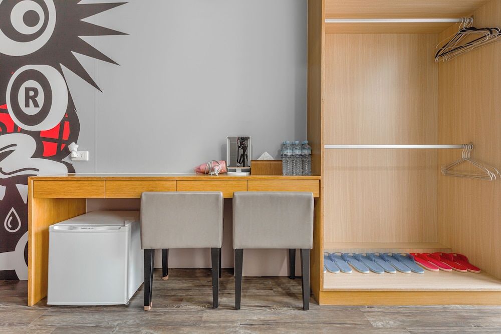 35.5 inn Family Room with balcony 4