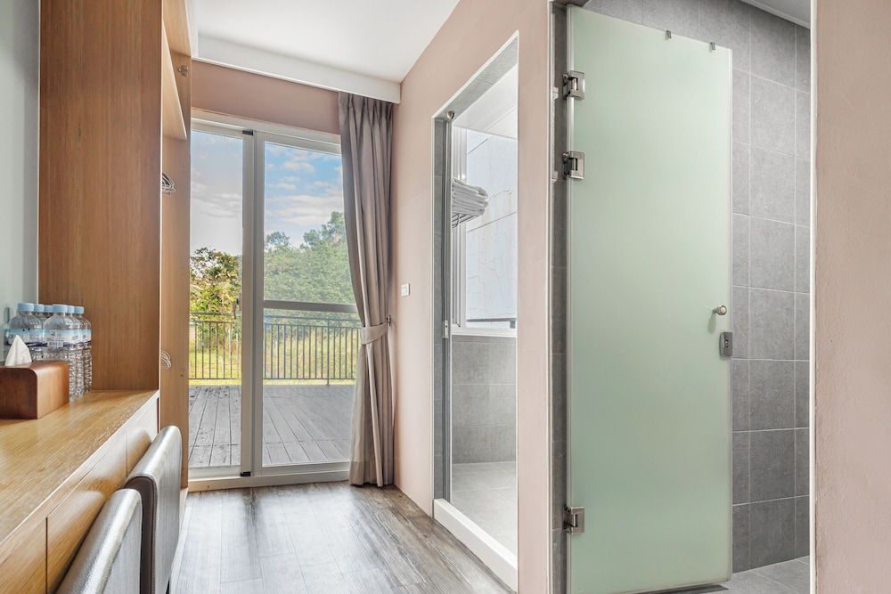 35.5 inn Family Room with balcony 6