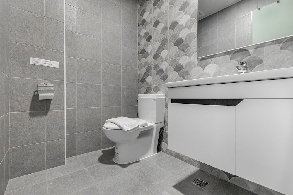 35.5 inn Family Room with balcony 9