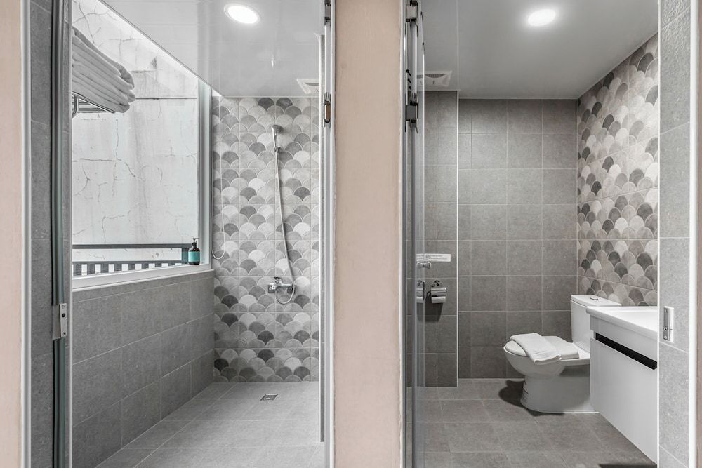 35.5 inn Family Room with balcony 10