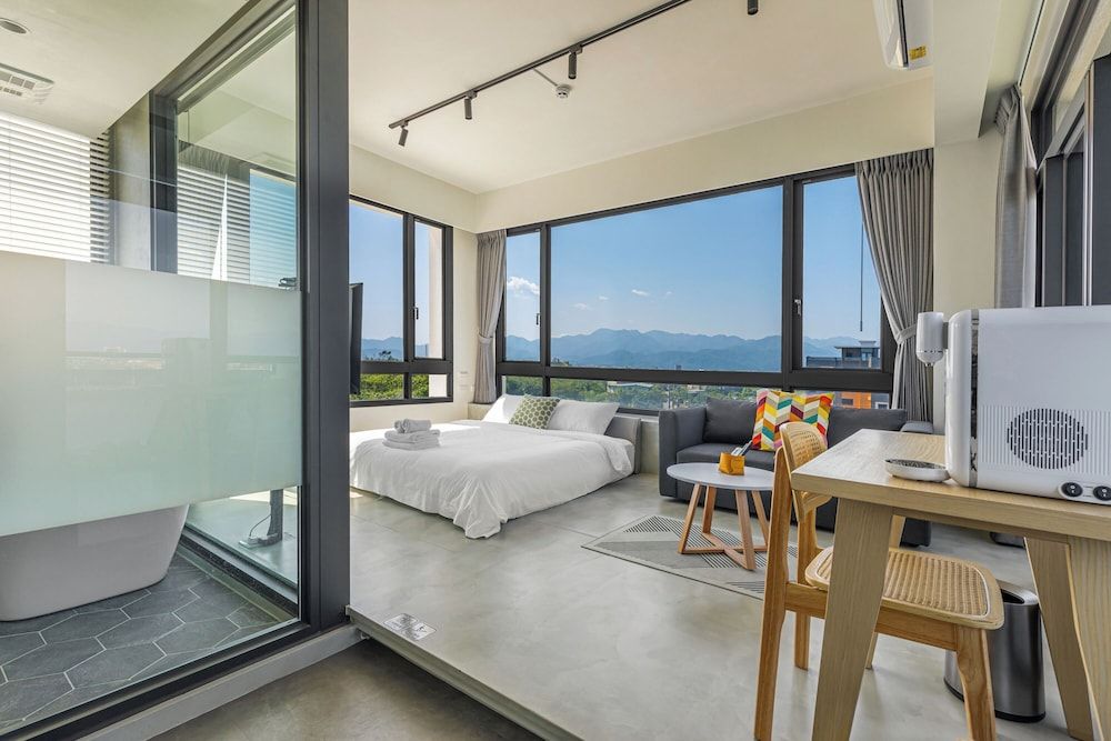 Between River and Sea Deluxe Queen Room 12