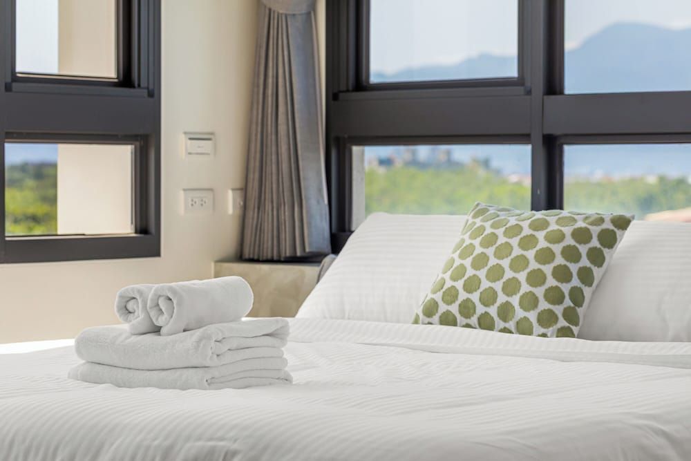 Between River and Sea Deluxe Queen Room 7