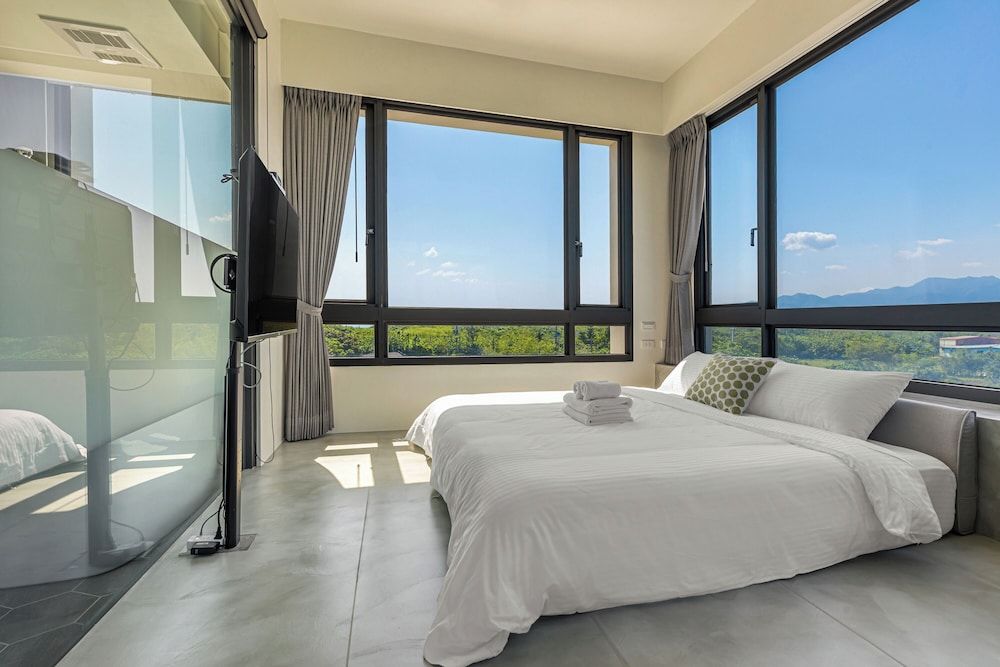 Between River and Sea Deluxe Queen Room 2