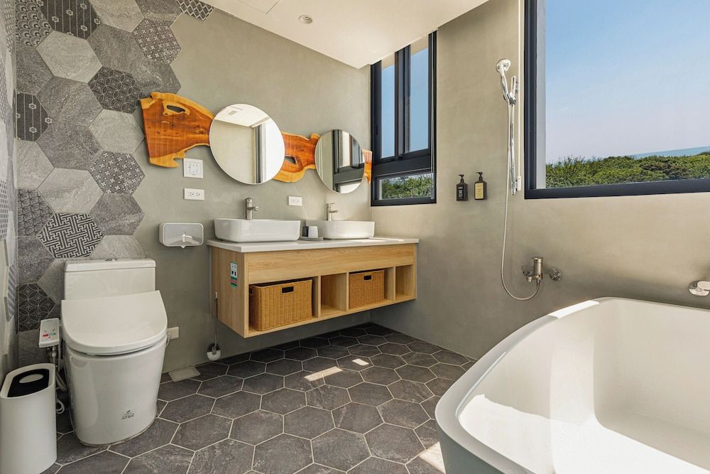 Between River and Sea Deluxe Queen Room 14