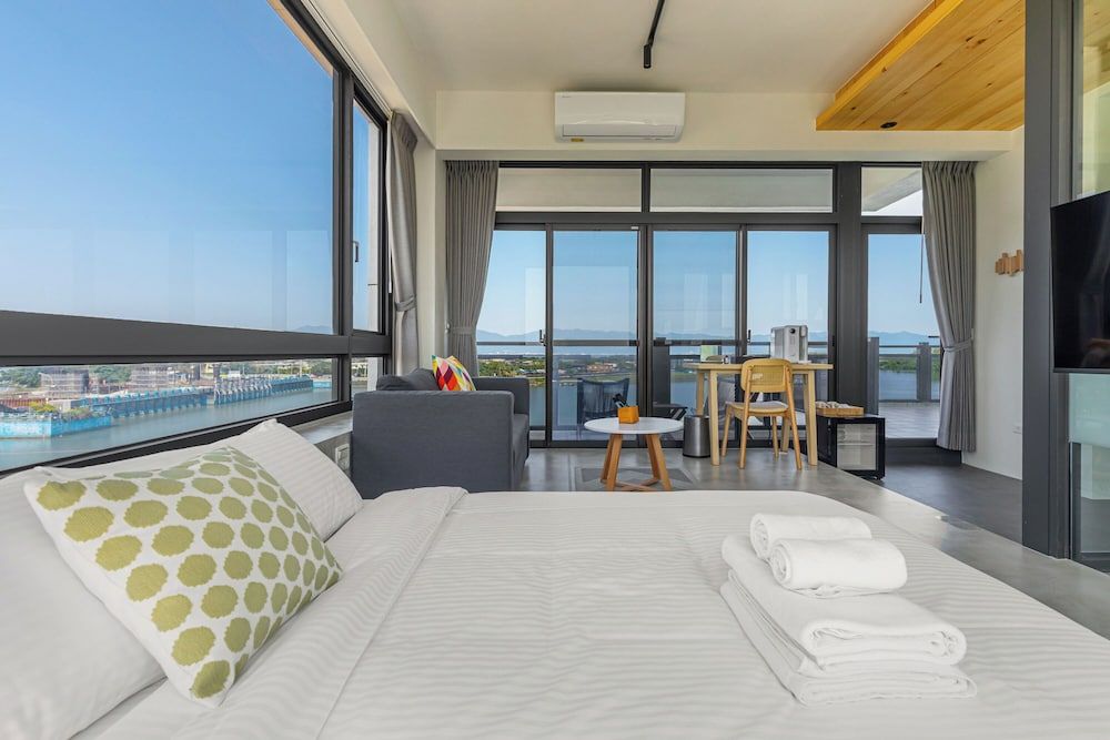 Between River and Sea Deluxe Queen Room 5