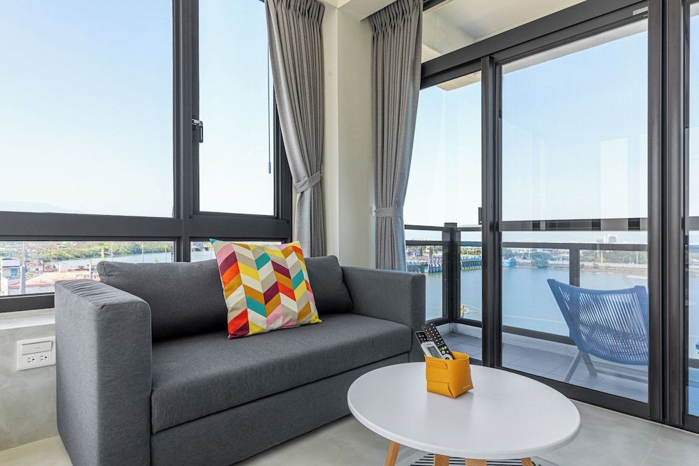 Between River and Sea Deluxe Queen Room 3