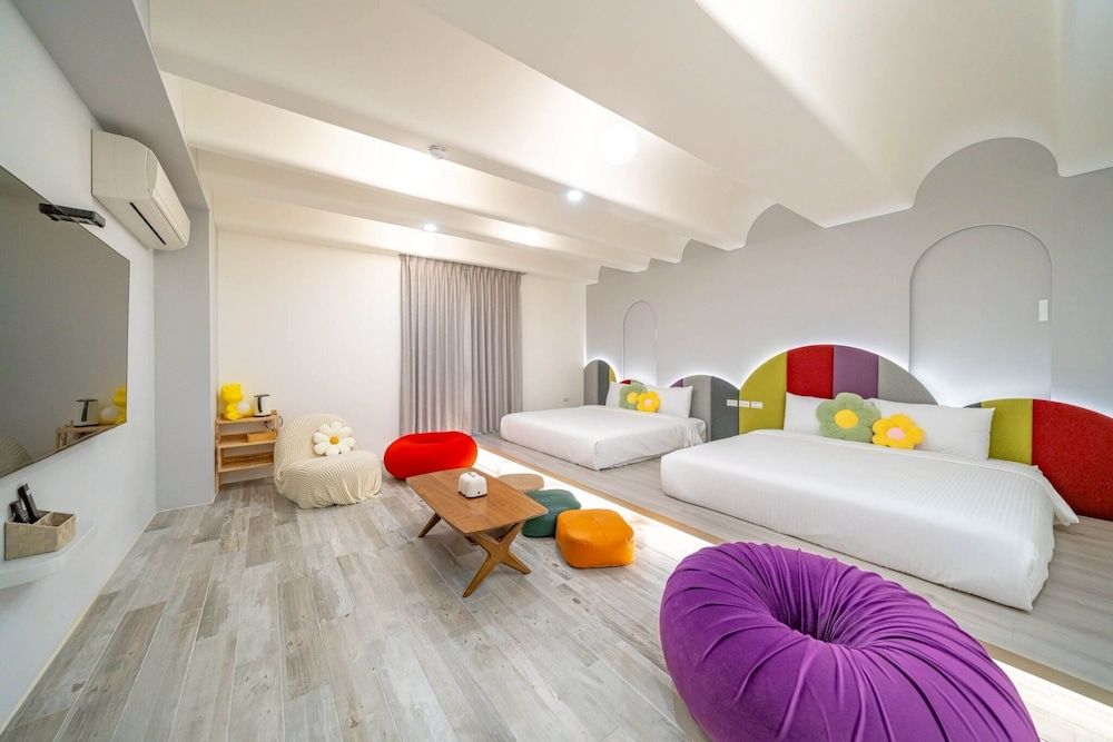 Quhua Sweety B&B Family Room, 2 Queen Beds, Private Bathroom, Mountain View 4