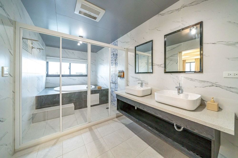 Quhua Sweety B&B Family Room, 2 Queen Beds, Private Bathroom, Mountain View 7