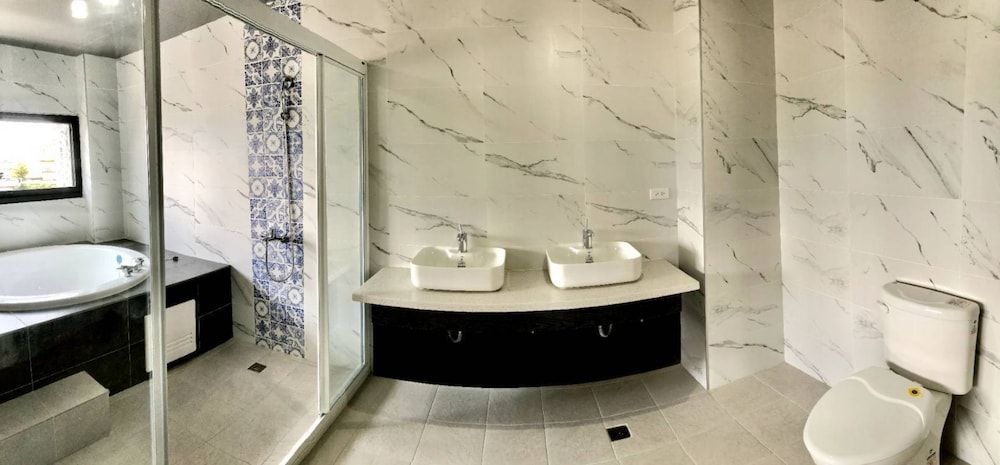 Quhua Sweety B&B Family Room, 2 Queen Beds, Private Bathroom, Mountain View 6