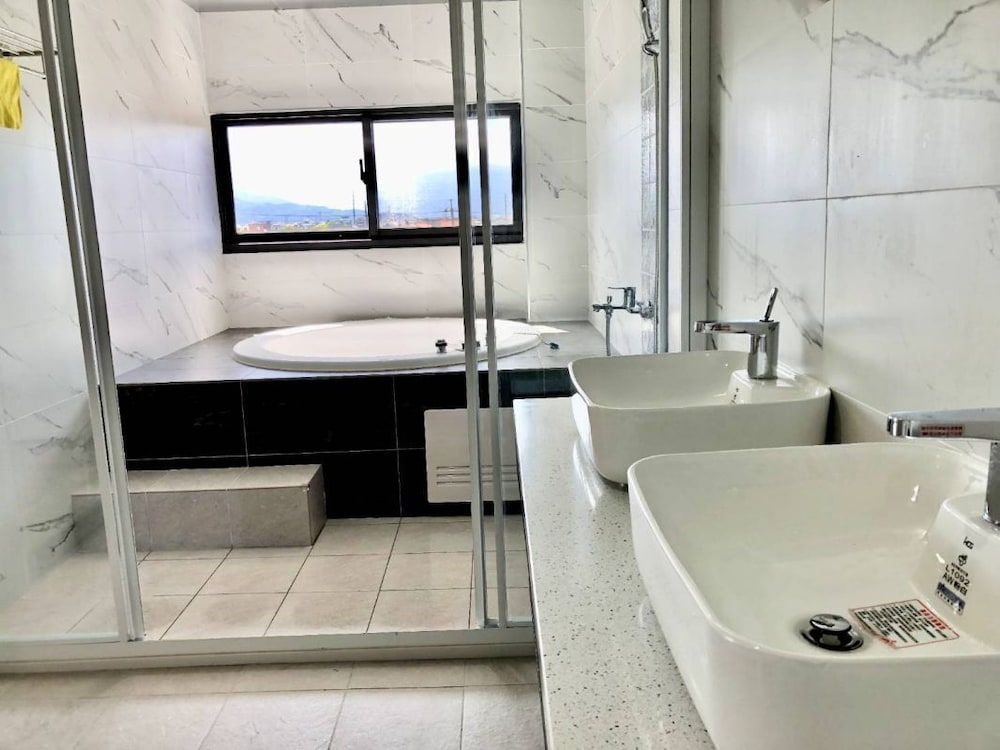 Quhua Sweety B&B Family Room, 2 Queen Beds, Private Bathroom, Mountain View 5