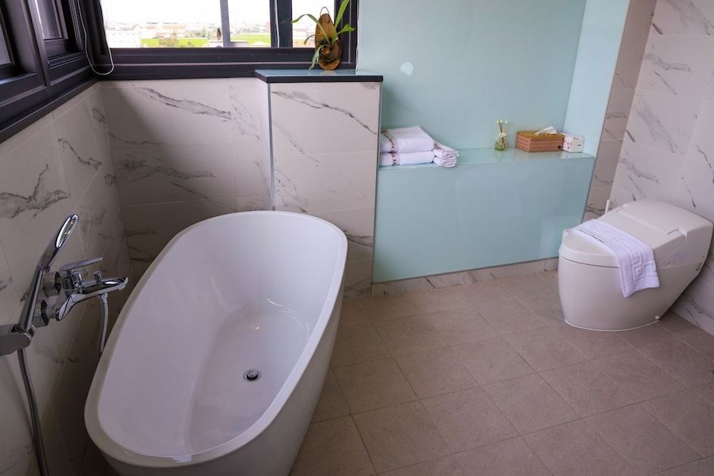 Quhua Sweety B&B Elite Double Room, Private Bathroom, Hill View 9