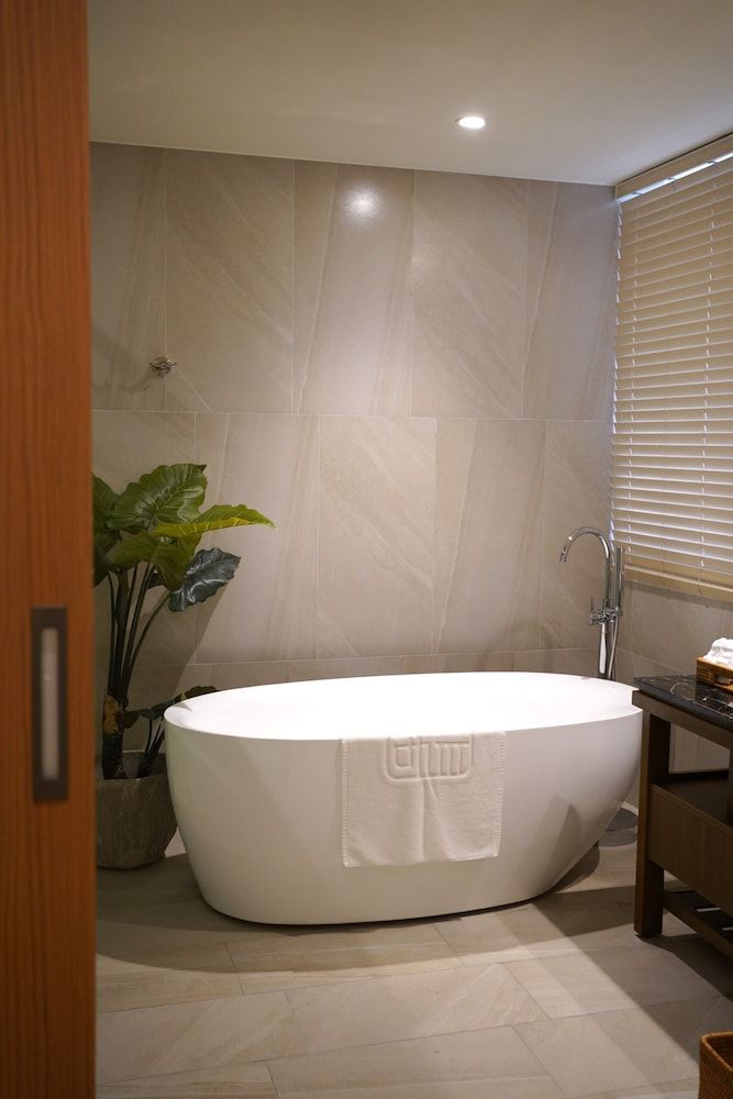 Feeling Hotel Deluxe Quadruple Room 4