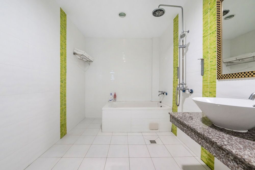 Wei Yuan Hotel Superior Quadruple Room, Bathtub 18