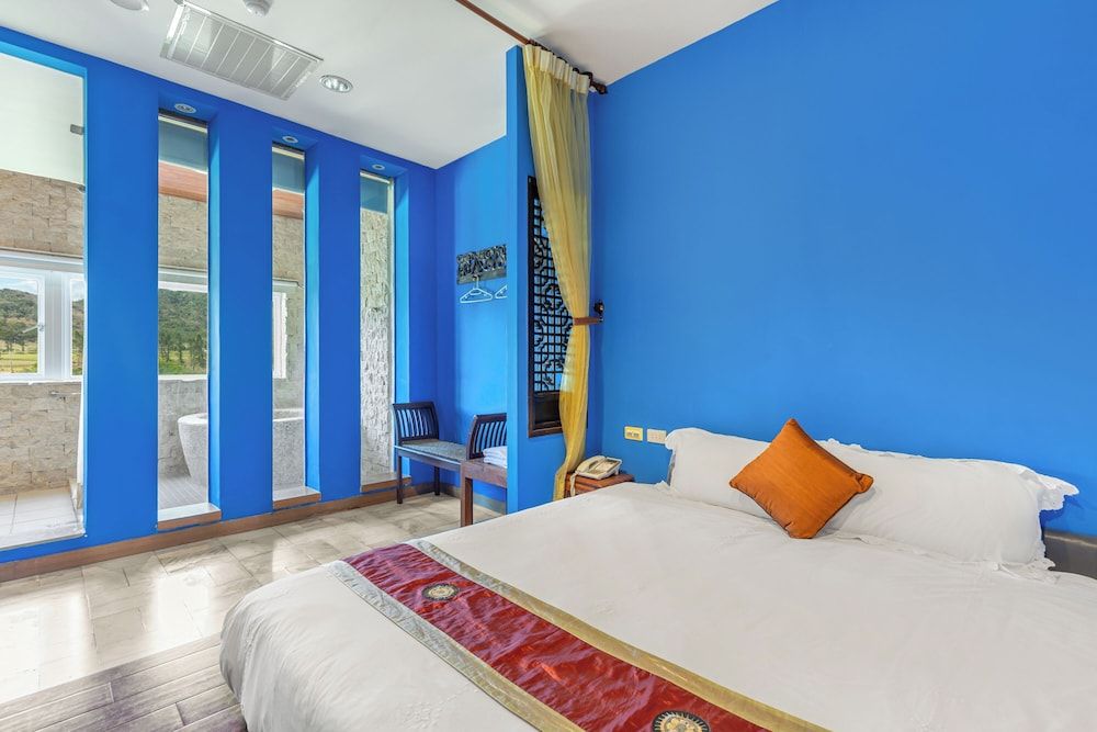 Golden Ocean Azure Hotel Deluxe Double Room with Bathtub 2