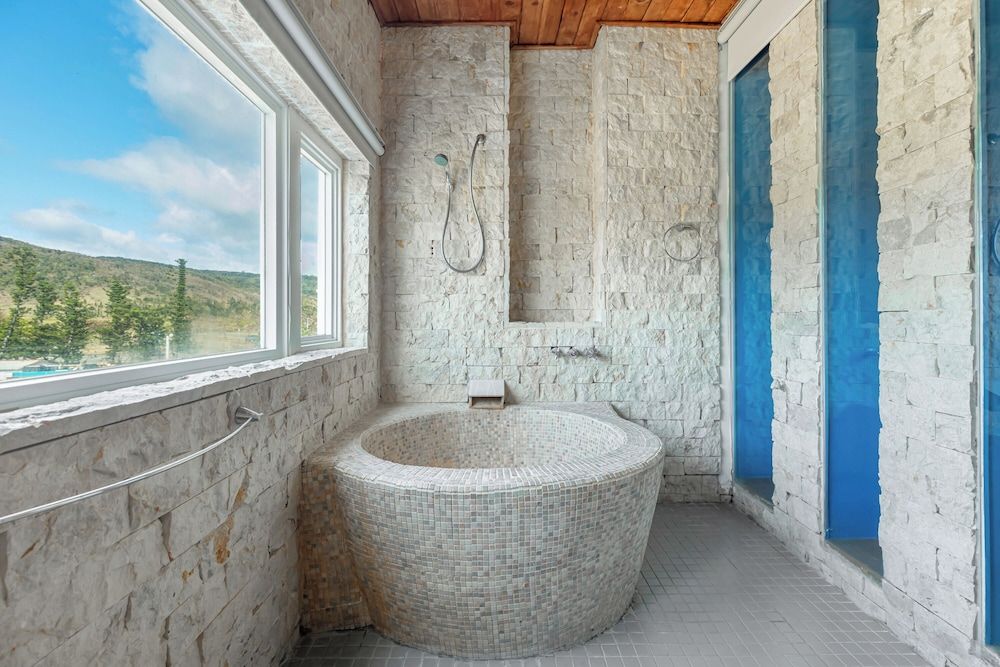 Golden Ocean Azure Hotel Deluxe Double Room with Bathtub 13