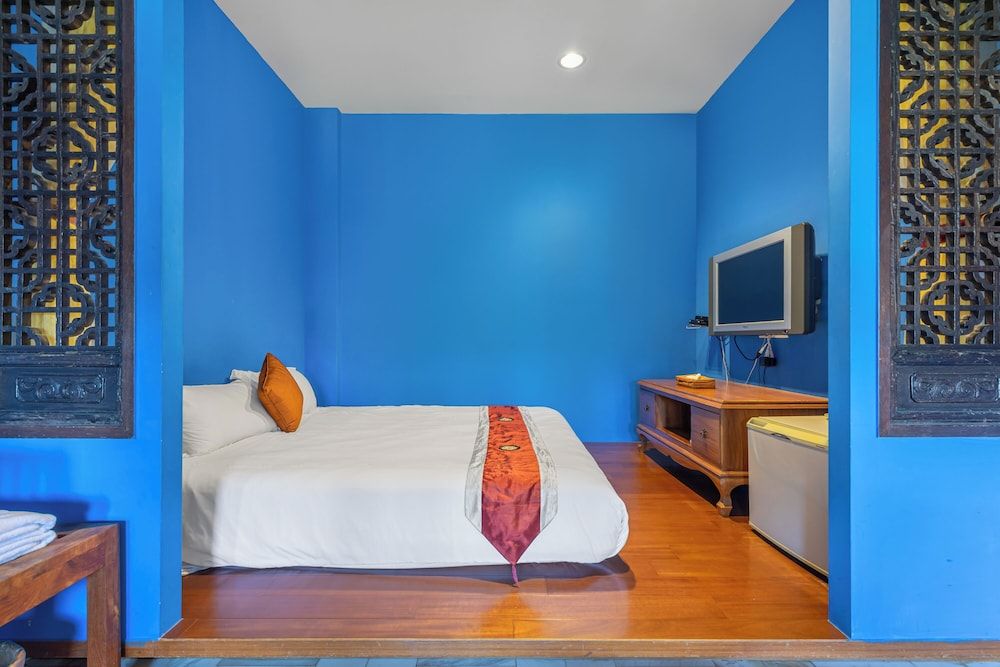 Golden Ocean Azure Hotel Deluxe Double Room with Bathtub 6