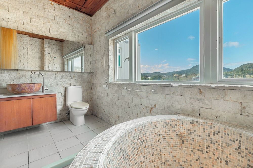 Golden Ocean Azure Hotel Deluxe Double Room with Bathtub 10