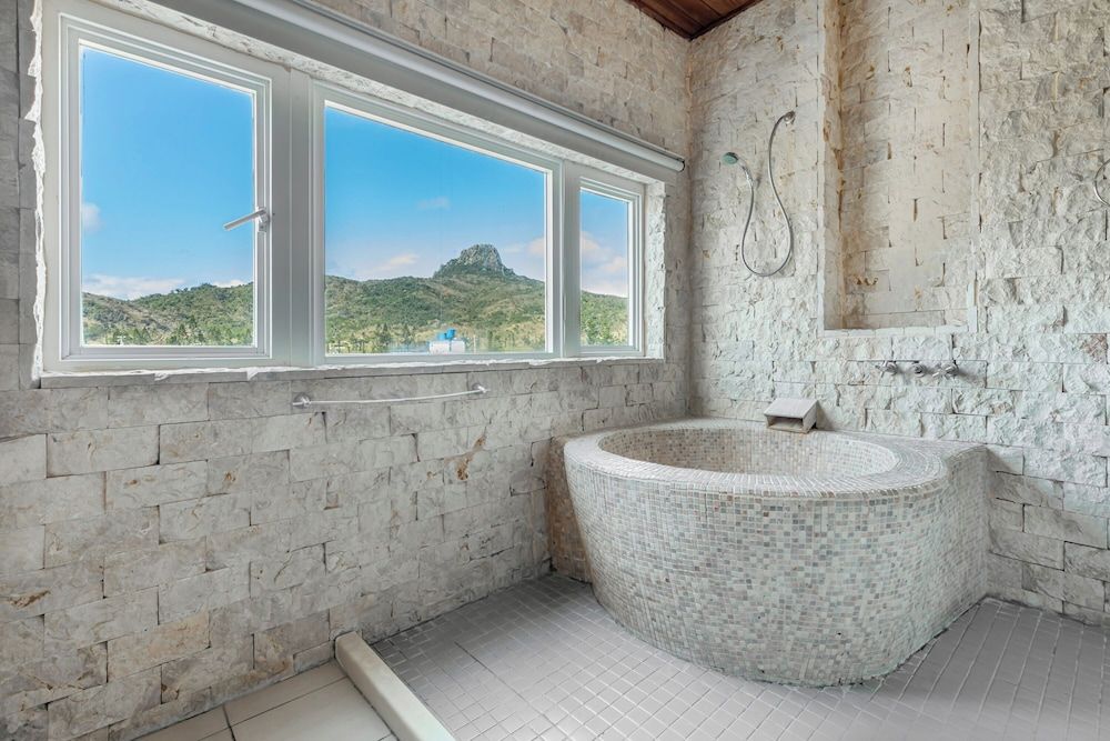 Golden Ocean Azure Hotel Deluxe Double Room with Bathtub 11