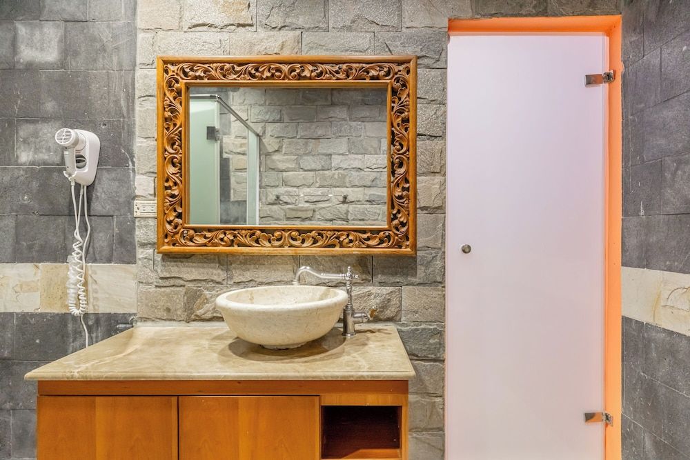 Golden Ocean Azure Hotel Quadruple Room (No Window) 7