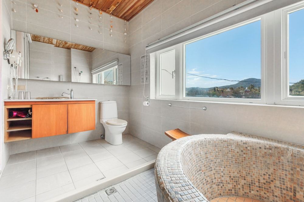 Golden Ocean Azure Hotel Deluxe Double Room with Bathtub 9