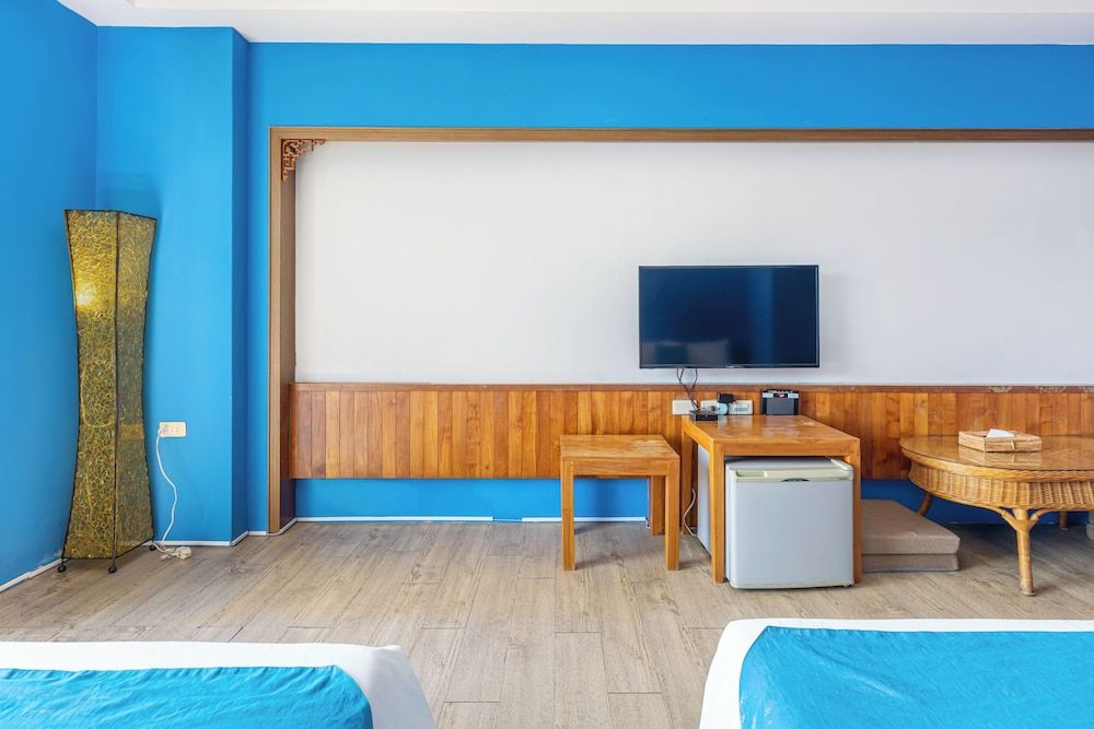 Golden Ocean Azure Hotel Sea View Quadruple Room with Bathtub 11