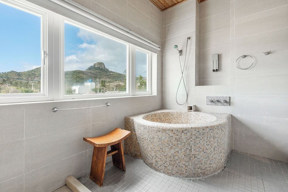 Golden Ocean Azure Hotel Deluxe Double Room with Bathtub 12