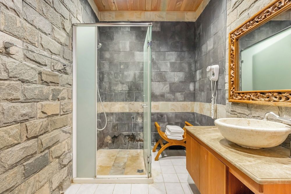 Golden Ocean Azure Hotel Quadruple Room (No Window) 8