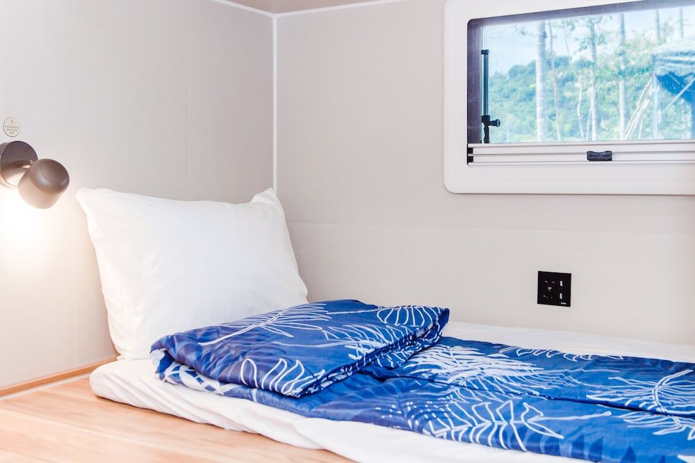 Tai Ping Shan Inn Camper 4 person room 13