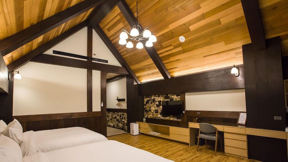 Senboard Manor Deluxe Quadruple Room, 2 Queen Beds, Non Smoking, Mountain View