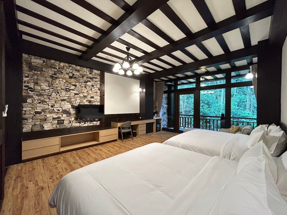 Senboard Manor Superior Quadruple Room, 2 Queen Beds, Non Smoking, Mountain View 3