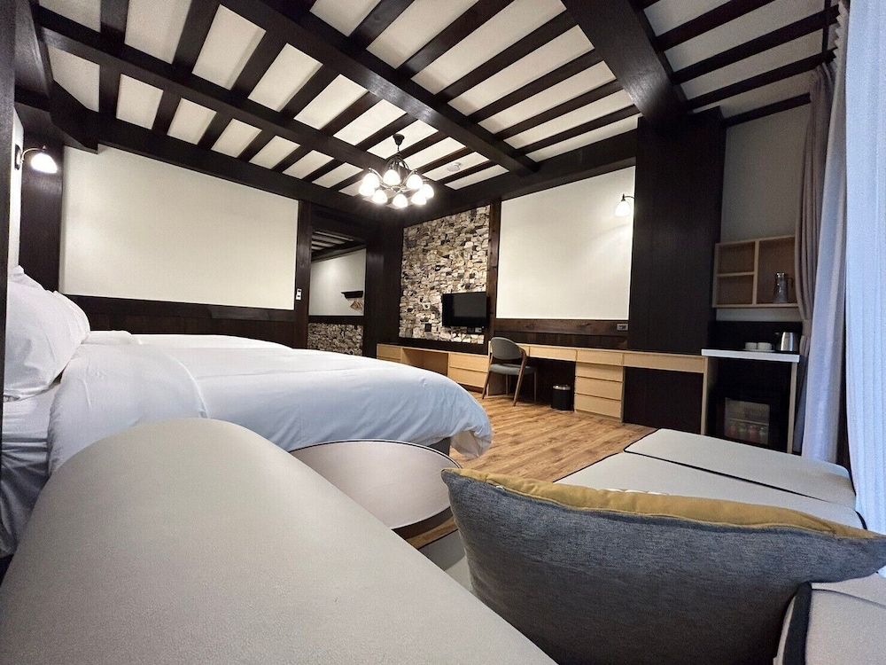 Senboard Manor Superior Quadruple Room, 2 Queen Beds, Non Smoking, Mountain View 4