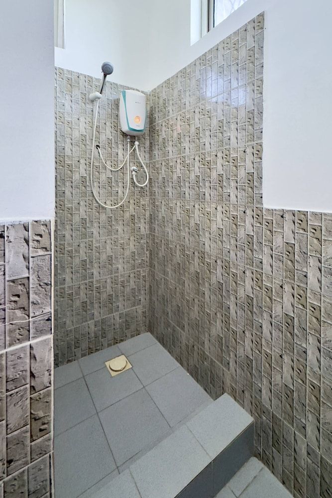 Zanzibar Lodge Deluxe Triple Room 8