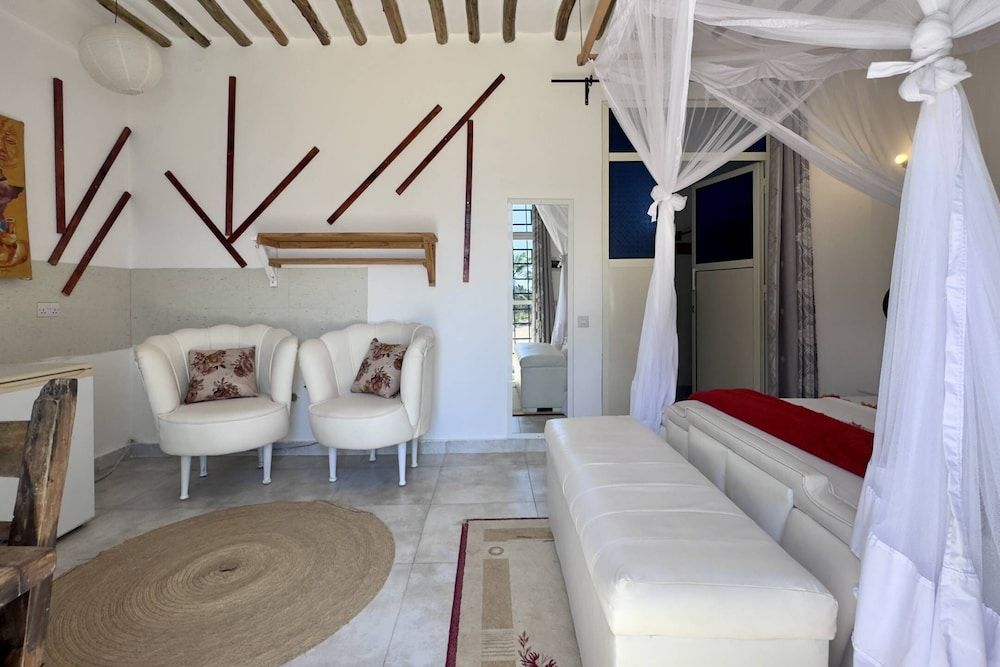 Zanzibar Lodge Deluxe Double Room, Balcony, Pool View 5