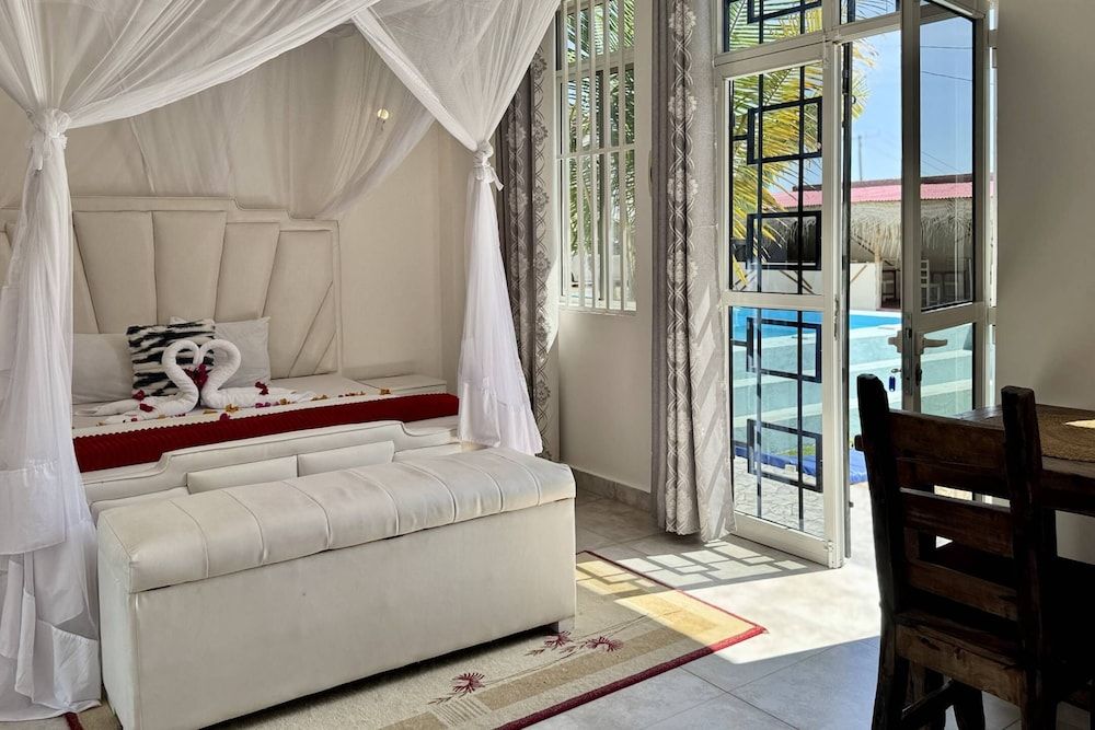 Zanzibar Lodge Deluxe Double Room, Balcony, Pool View 6