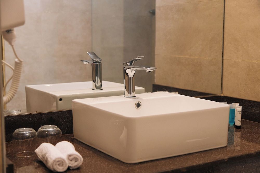 Royal Mandarin Hotel & Resort Family Room 8