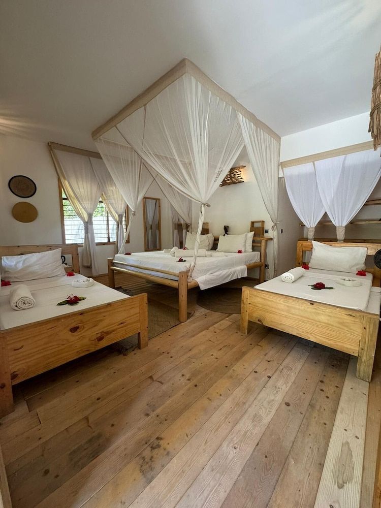 Tsunami village Deluxe Quadruple Room 3