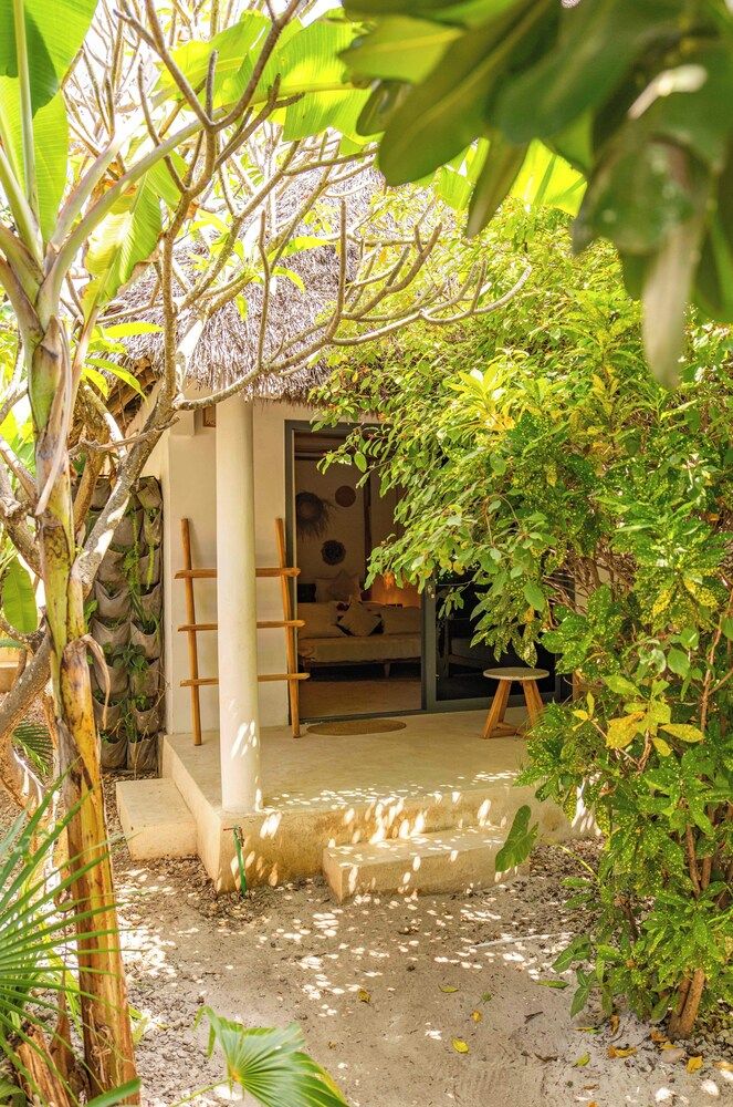 Seconda Stella Boutique Deluxe Bungalow, Pool View 13