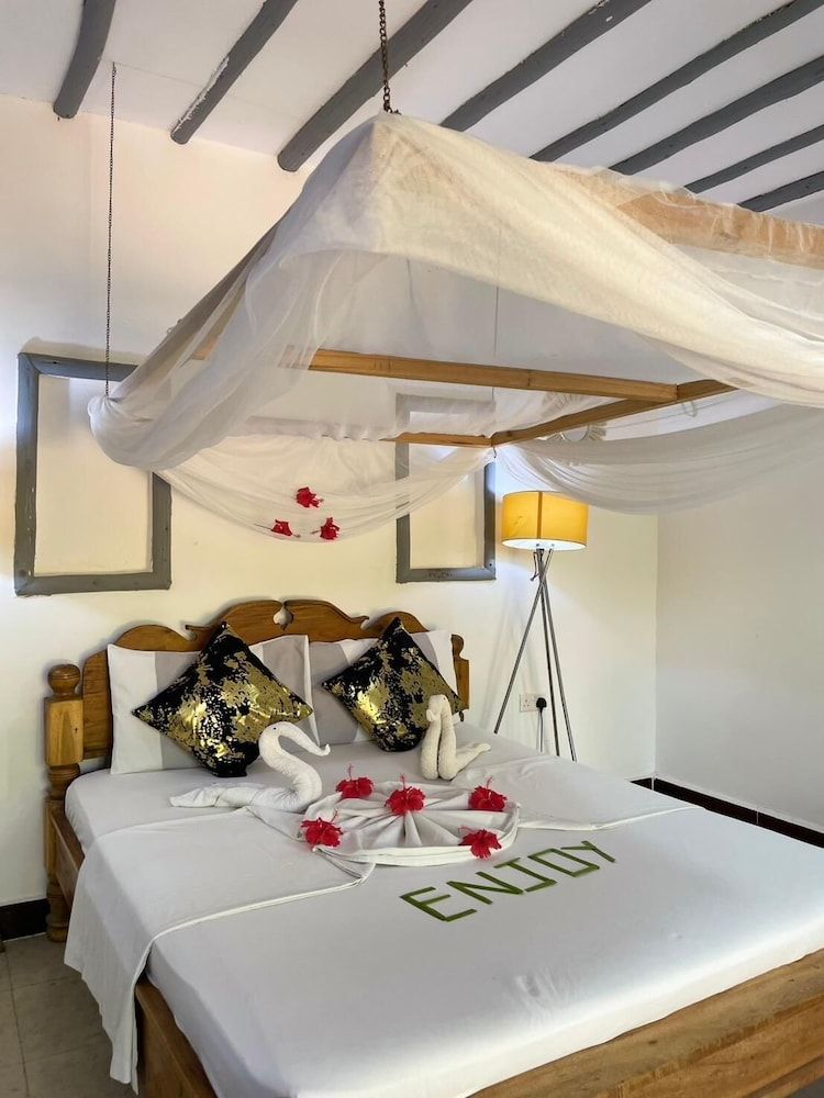 zanzllywood hotel and apartments