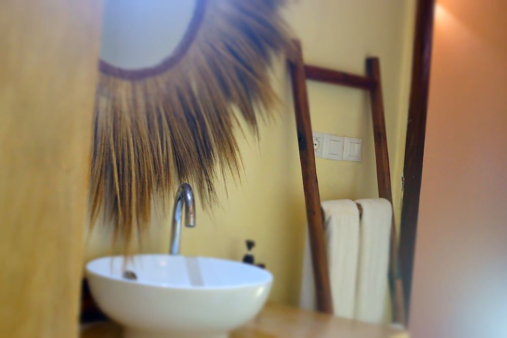 AMANI BEACH VILLA Traditional Villa 2