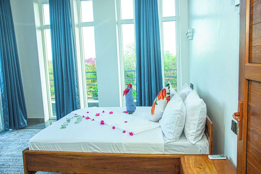 Jazira Palace Deluxe Double Room, Balcony, Pool View 2