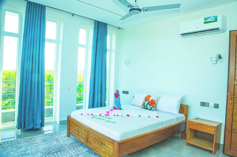 Jazira Palace Deluxe Double Room, Balcony, Pool View 3