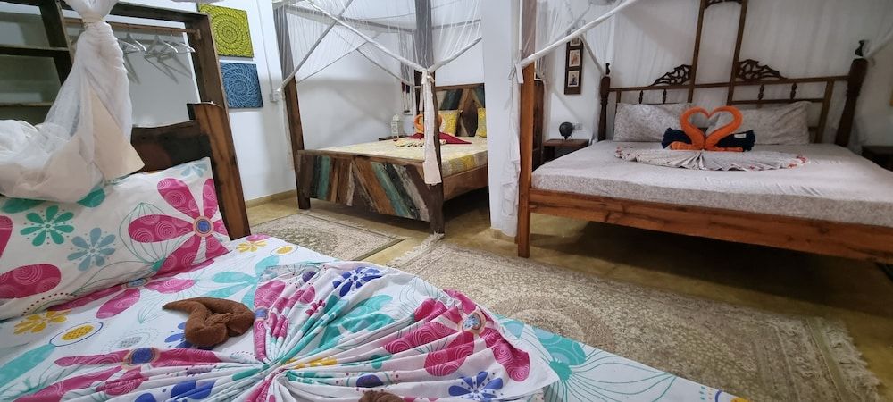 Salama & Mbuyuni Bungalows Superior Quadruple Room 11