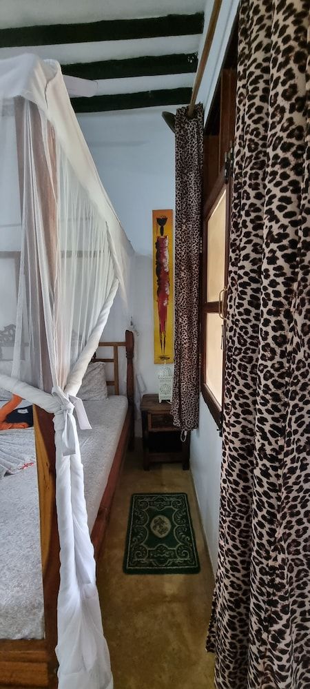 Salama & Mbuyuni Bungalows Superior Quadruple Room 8