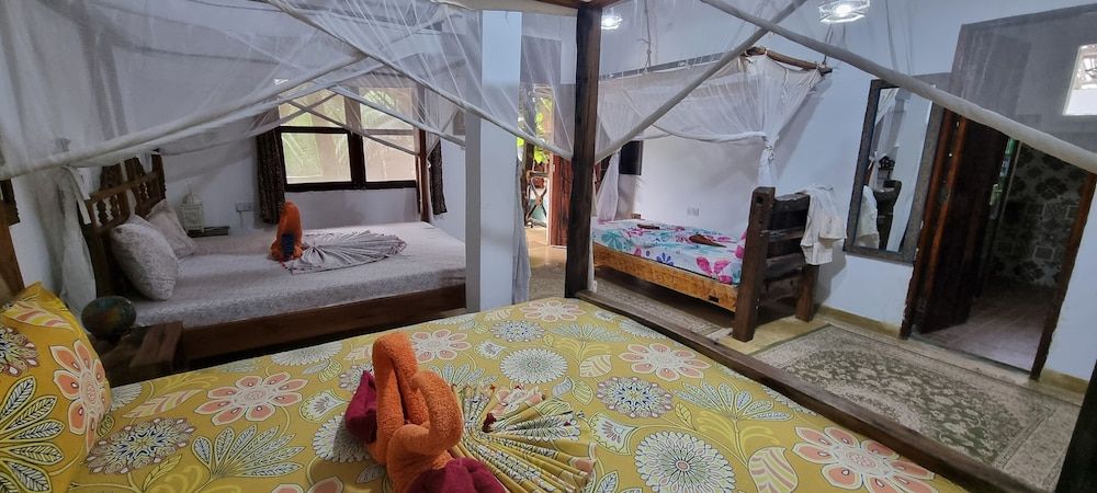 Salama & Mbuyuni Bungalows Superior Quadruple Room 13