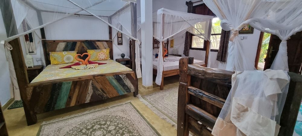 Salama & Mbuyuni Bungalows Superior Quadruple Room 10
