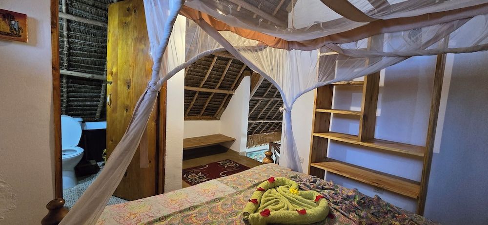 Salama & Mbuyuni Bungalows Traditional Villa, Multiple Beds, Pool View 13