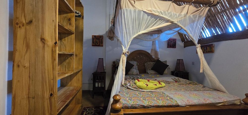 Salama & Mbuyuni Bungalows Traditional Villa, Multiple Beds, Pool View 9