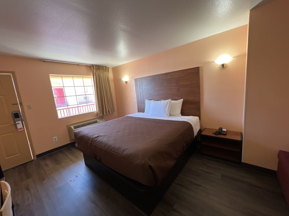 Single King Bed Non-Smoking