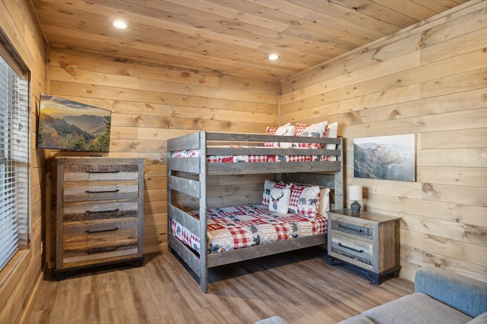Treehouse Lodge 5 Bedroom Cabin by RedAwning Cabin, 5 Bedrooms 8