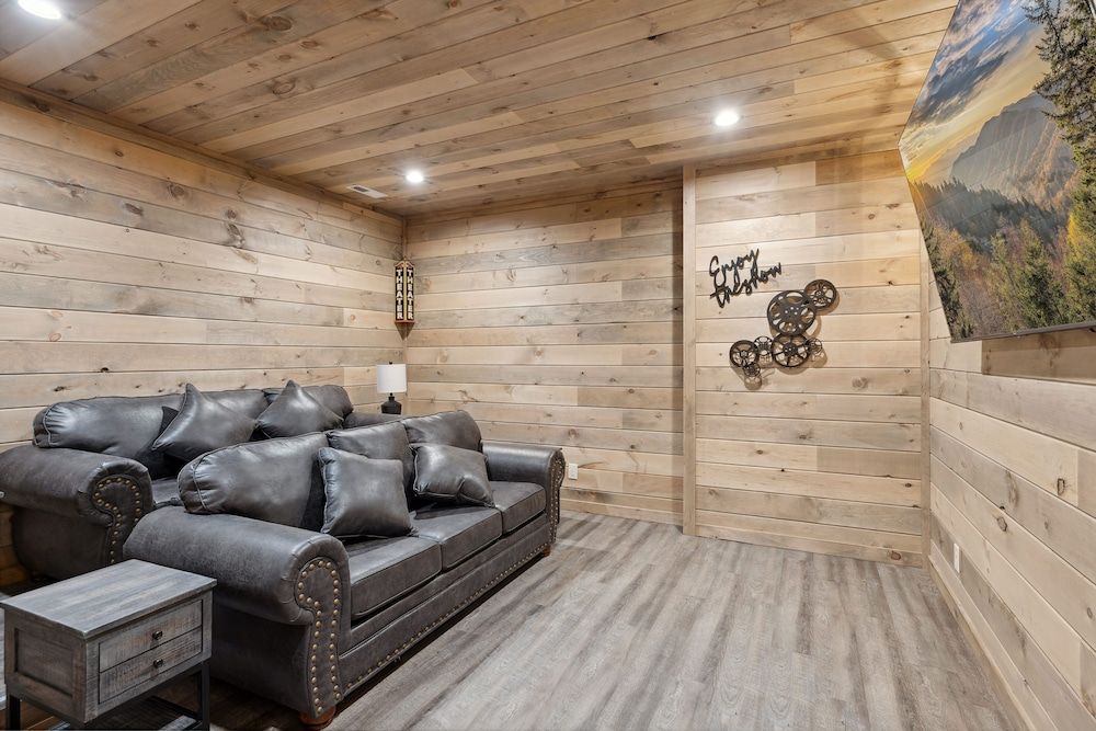 Treehouse Lodge 5 Bedroom Cabin by RedAwning Cabin, 5 Bedrooms 18